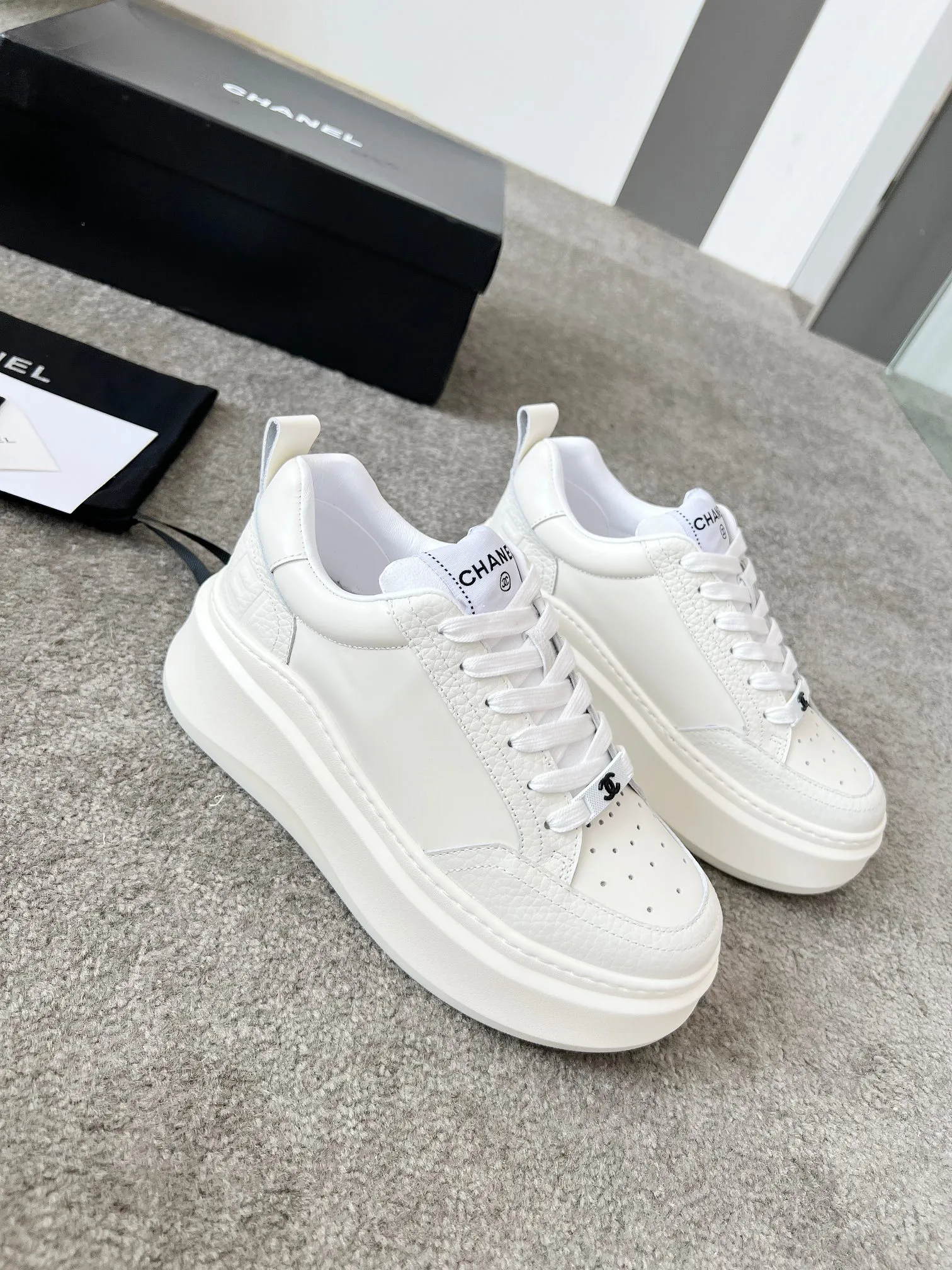 👟👟Ex-factory price 540👟👟 Super popular Chanel Chanel 2025 new casual sports shoes and sneakers. Hard to find in the counter. Super beautiful color. Very versatile. Super comfortable. Full of small fragrance. Classic, durable and versatile. The upper is made of spliced materials. Genuine cowhide, sheepskin lining, original pU+Tpa sole, good resilience. Wear light, white, white and black, white and pink code number: 35-40